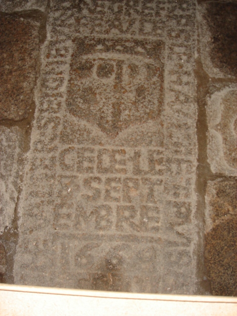 Pierre tombale dans l'eglise saint pierre - Nesmy