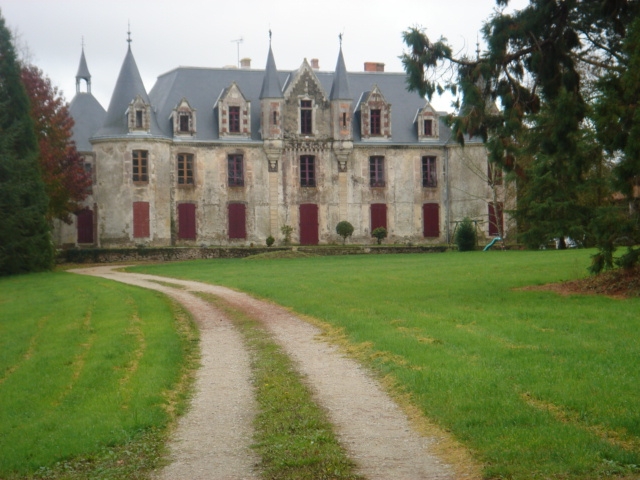 Chateaux de Nesmy remonte au X eme siecle