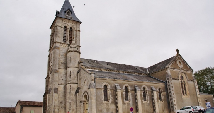 église St Pierre - Nesmy