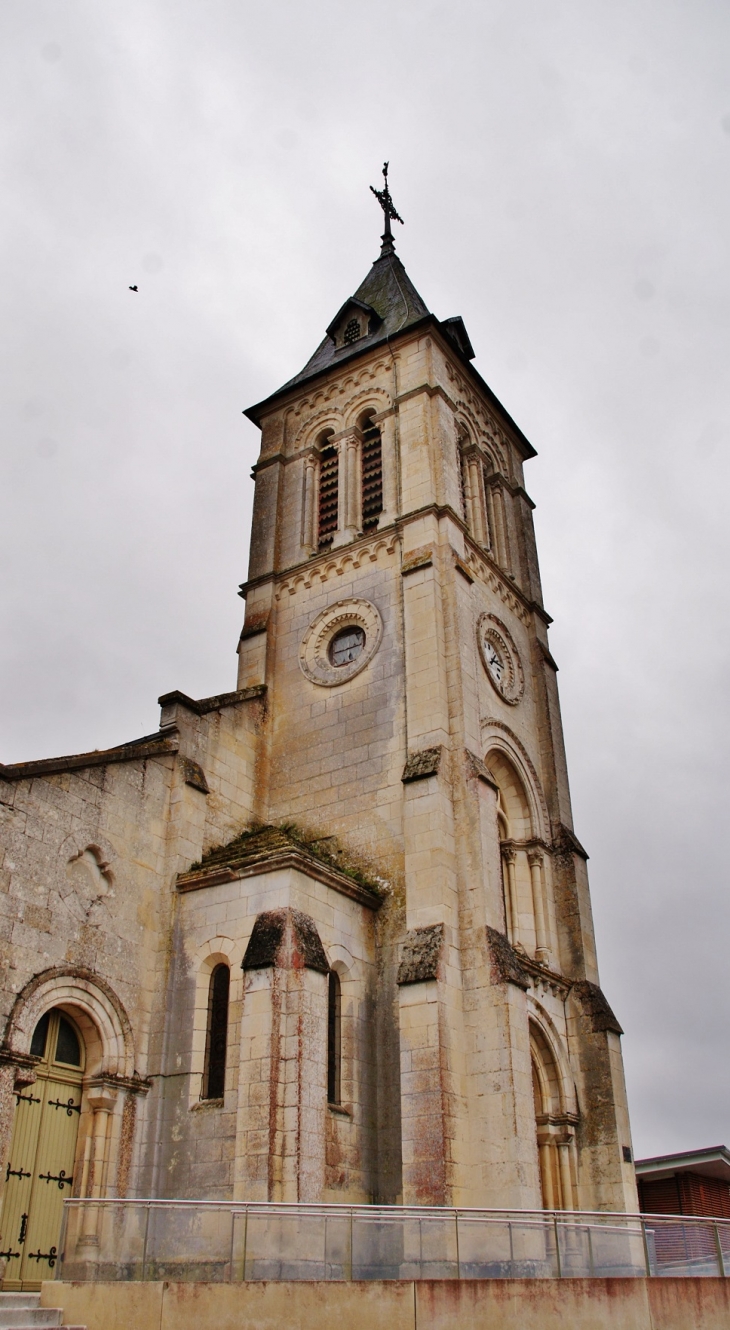 église St Pierre - Nesmy