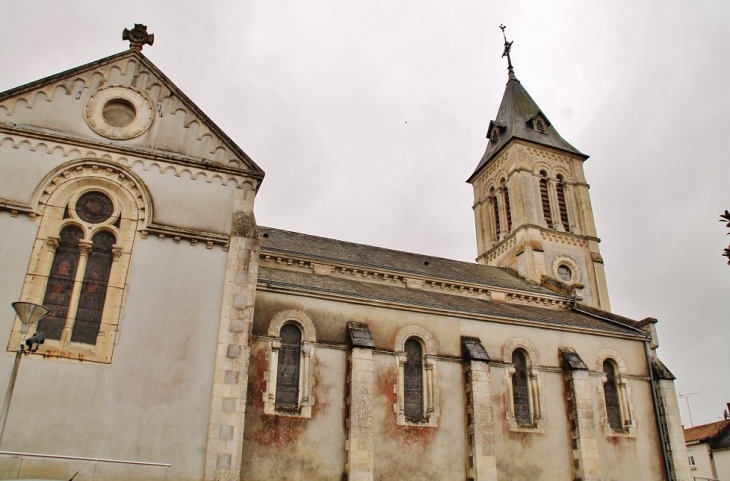 église St Pierre - Nesmy