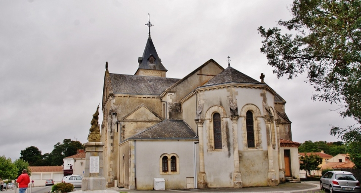 église St Pierre - Nesmy