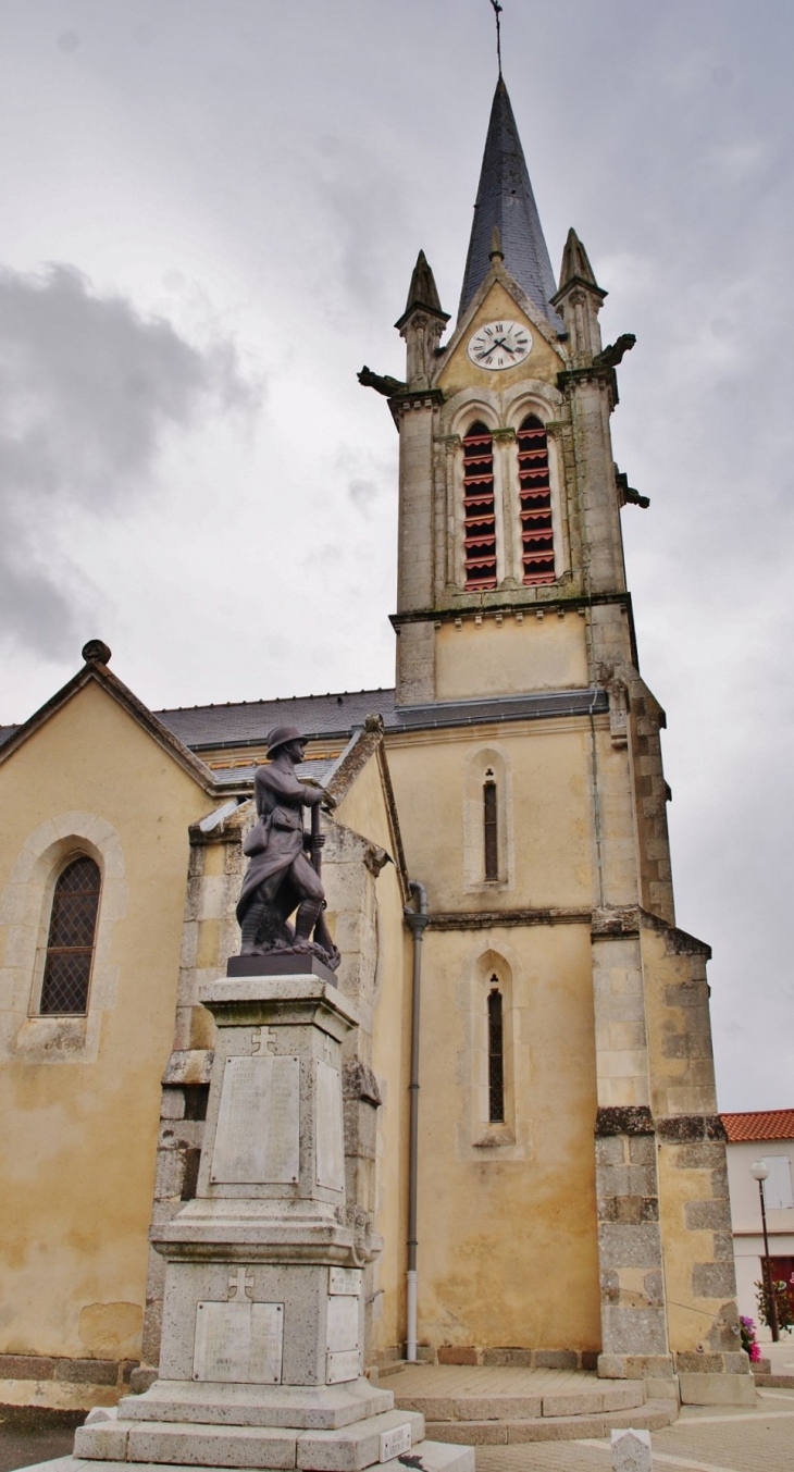 église St Pierre et le Monument-aux-Morts - Nieul-le-Dolent