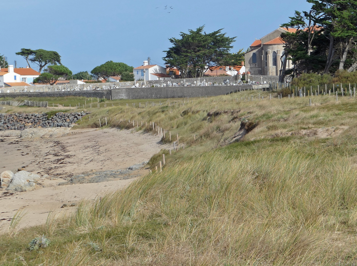 L'Herbaudière : le cimetière derrière l'église - Noirmoutier-en-l'Île