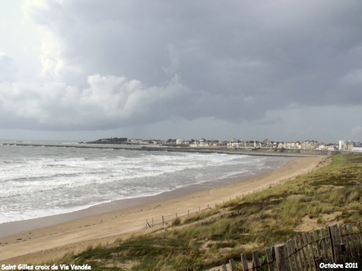 La corniche , la jetée de la Garenne et la Grande Plage - Saint-Gilles-Croix-de-Vie