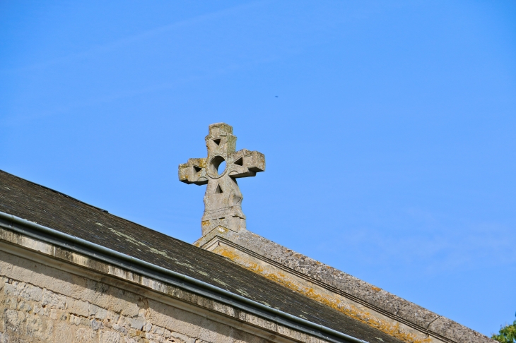 Croix du faitage de l'église Saint Sigismond. - Saint-Sigismond