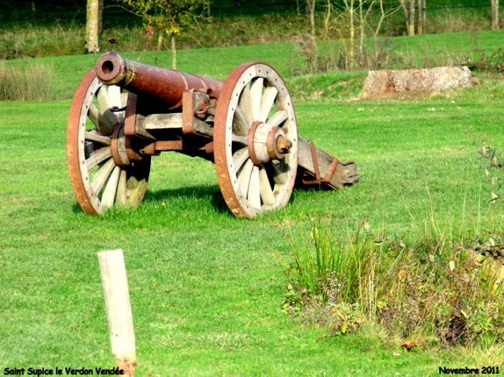 Vieux canon ayant connu ses heures de gloire aux temps des guerres de Vendée - Saint-Sulpice-le-Verdon