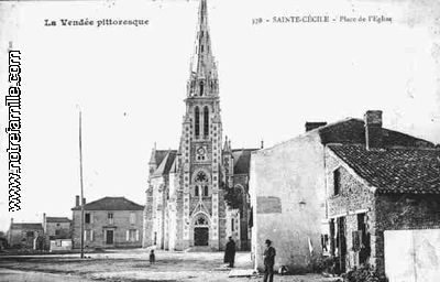 Ancienne carte postale de la place de l'église - Sainte-Cécile