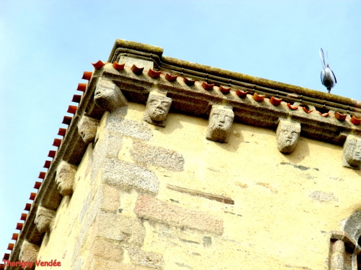 Sur le clocher de cette église tètes de monstres sculptés - Thorigny