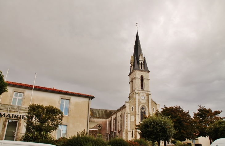 La Mairie et L'église St Pierre - Vairé