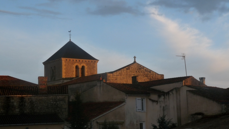 Coucher de soleil sur église de Velluire