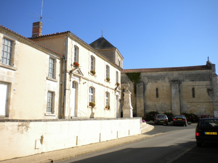 La mairie,l'église - Velluire