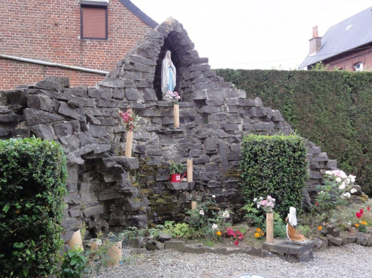 Barzy-en-Thiérache (02170) grotte de Lourdes