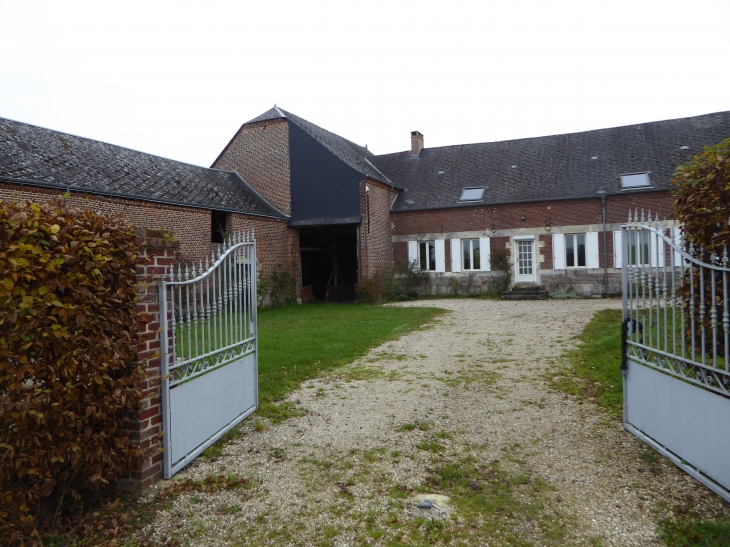 Le Bourrelier : cour de ferme - Besmont