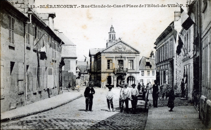 Rue Claude le Cas et Place de l'Hôtel de Ville, vers 1912 (carte postale ancienne). - Blérancourt