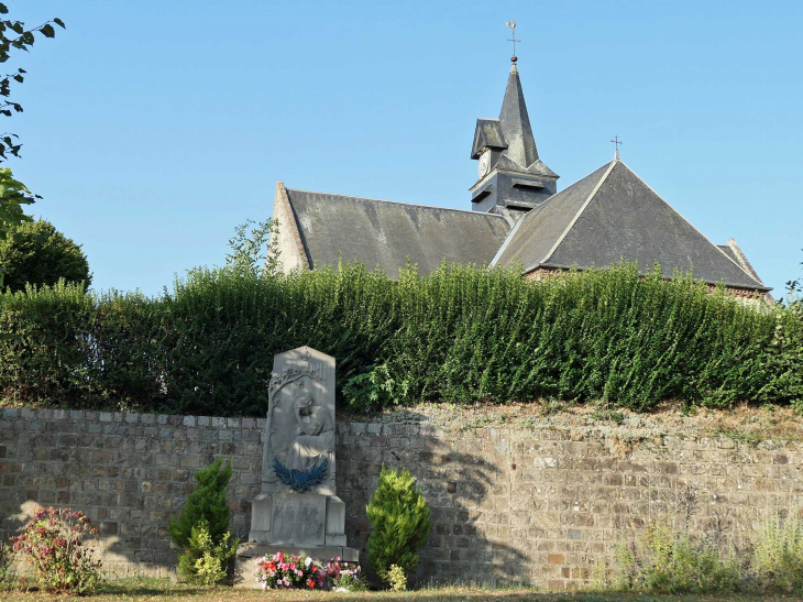 Le monument aux morts au pied de l'église - Bois-lès-Pargny