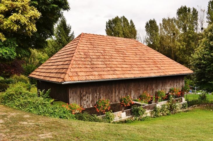 Le Lavoir - Bourg-et-Comin