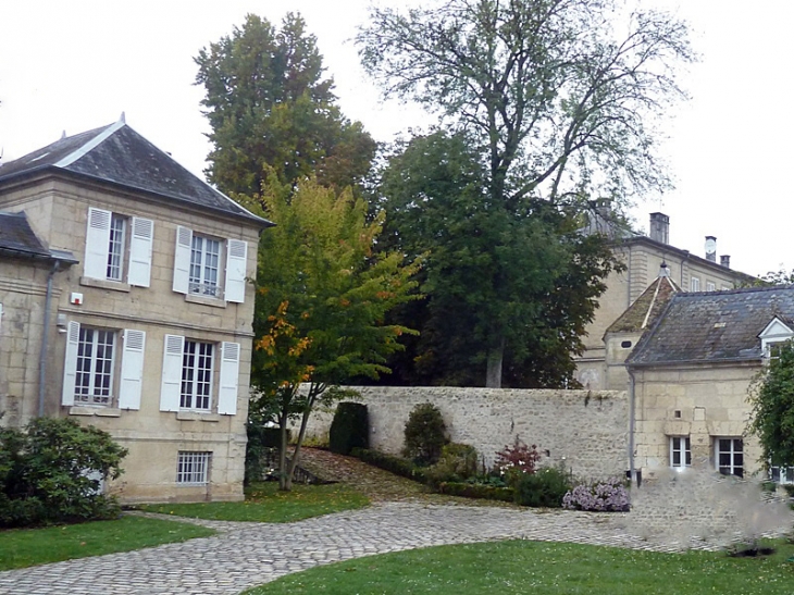 Dans la cour d'un hôtel particulier - Bourguignon-sous-Montbavin