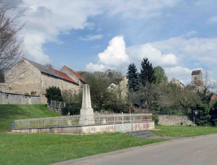 La place du monument aux morts et l'église - Brumetz