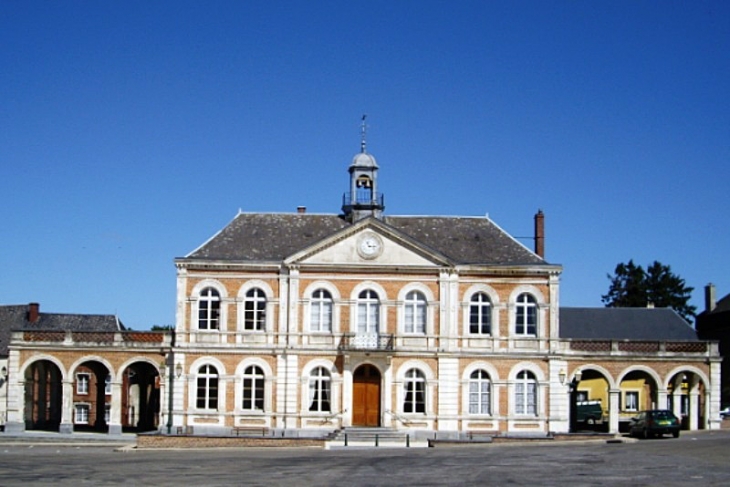 L'hôtel de ville côté place - Brunehamel