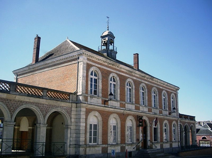 L'hôtel de ville côté rue (café) - Brunehamel