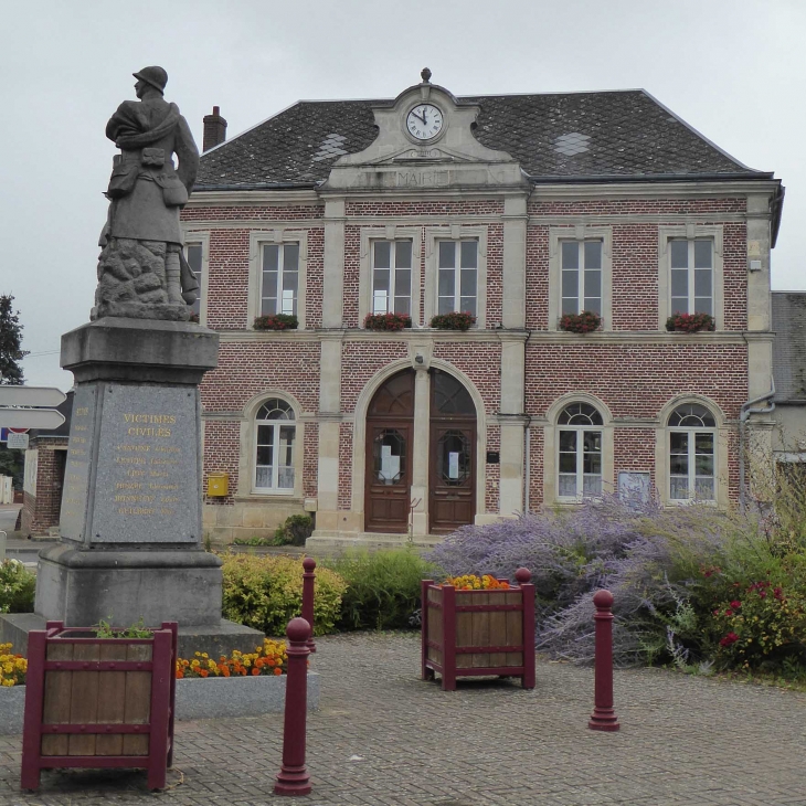 La mairie et le monument aux morts - Caillouël-Crépigny