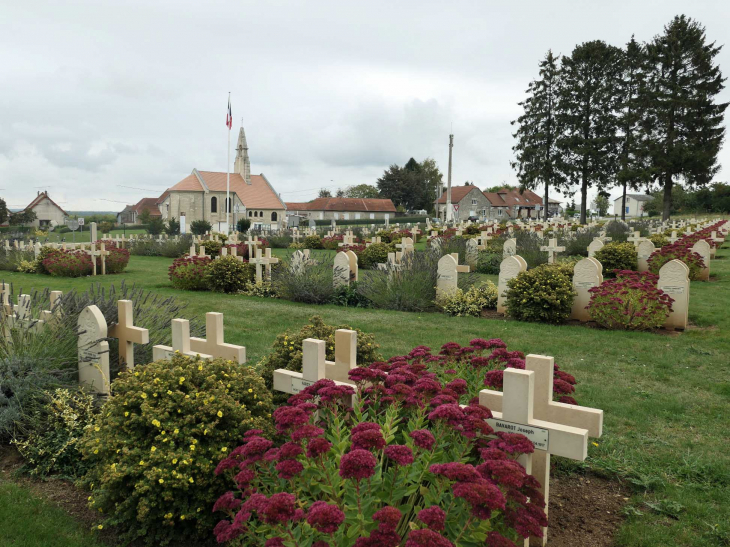 L'église et le village vus du cimetière militaire - Cerny-en-Laonnois