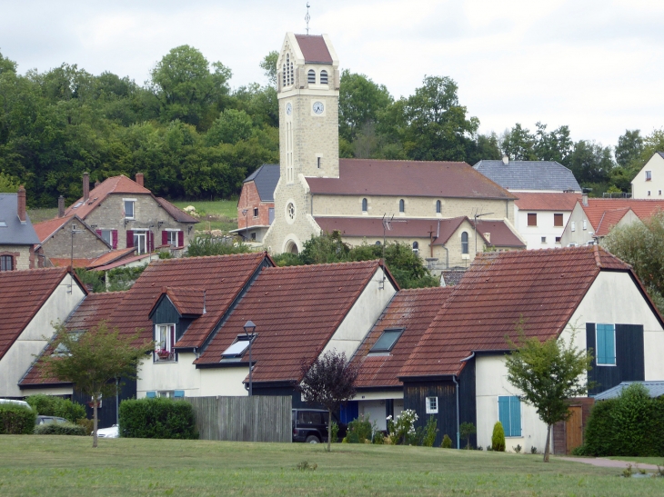 Vue sur le village et l'église - Chamouille