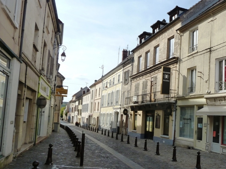 Une rue du centre - Charly-sur-Marne