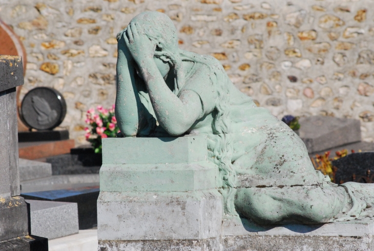 Femme en prière au cimetière - Chartèves