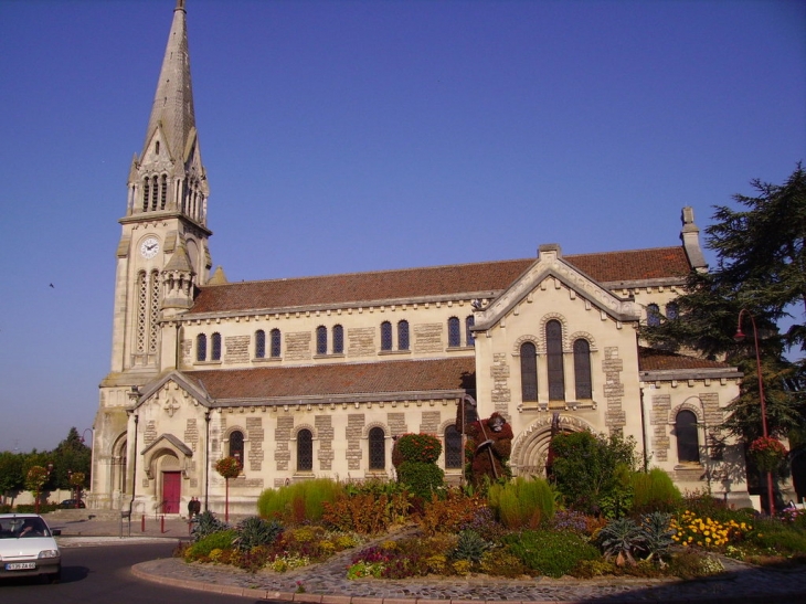 Eglise notre-dame et le rond point des singes - Chauny