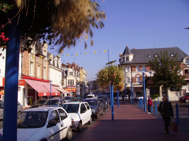 Une rue commerçante - Chauny