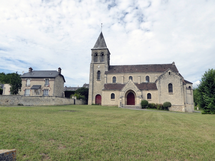 La place de l'église - Chevregny