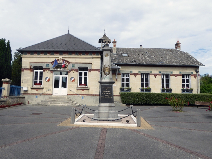 La mairie et le monument aux morts - Chevregny