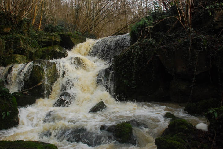 La cascade en crue - Chierry