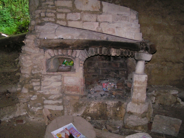 Cheminée dans un habitat de l'ancienne carrière de pierre - Colligis-Crandelain