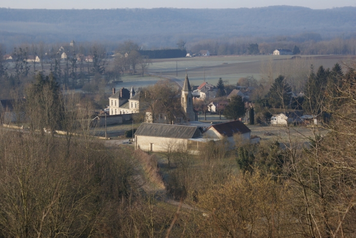 Vue de Colligis à partir du monument aux morts allemand - au loin l'église de Crandelain - Colligis-Crandelain