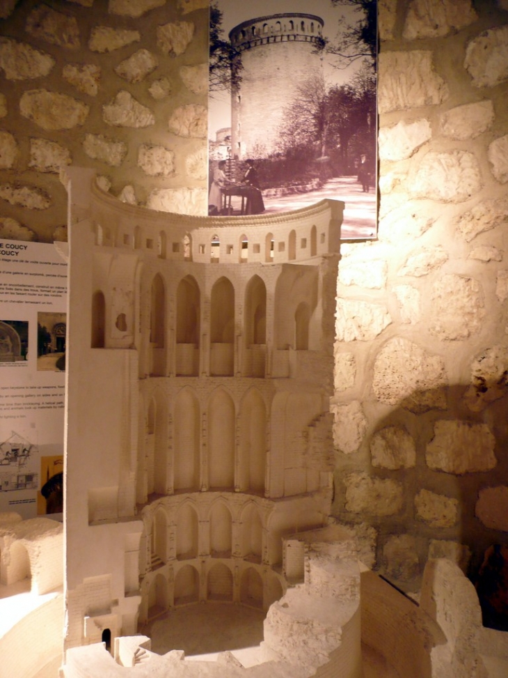 Vue intérieure de la maquette du donjon - Coucy-le-Château-Auffrique