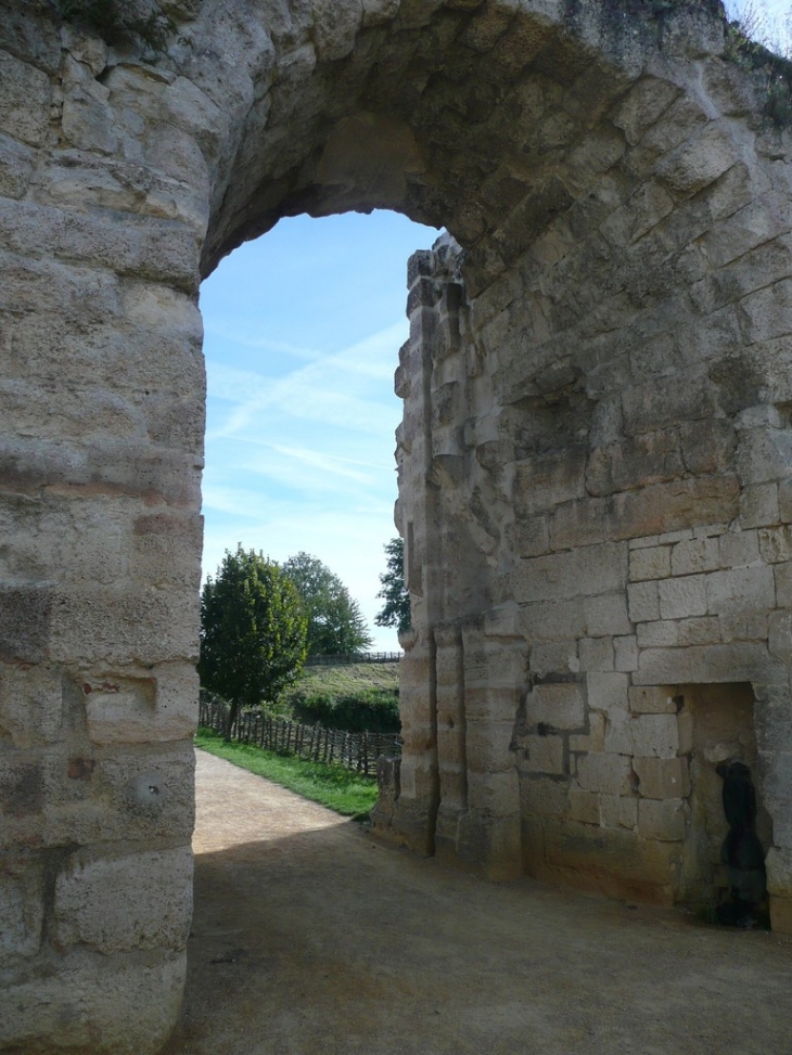 Le chateau -Entrée de l'enceinte seigneuriale - Coucy-le-Château-Auffrique