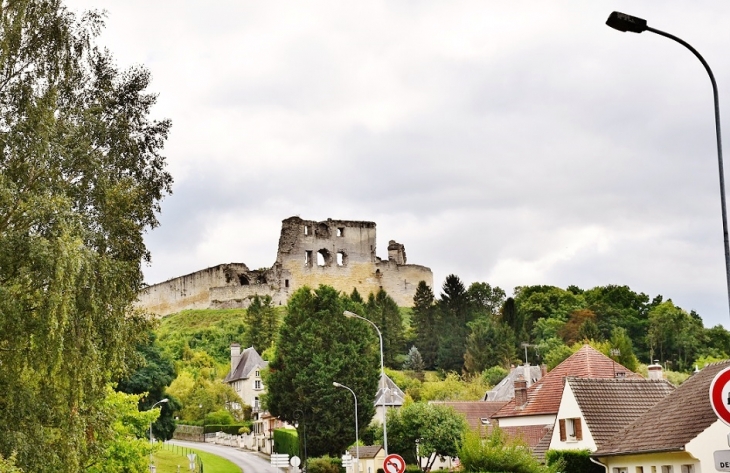 La Commune et les Ruines du Château - Coucy-le-Château-Auffrique