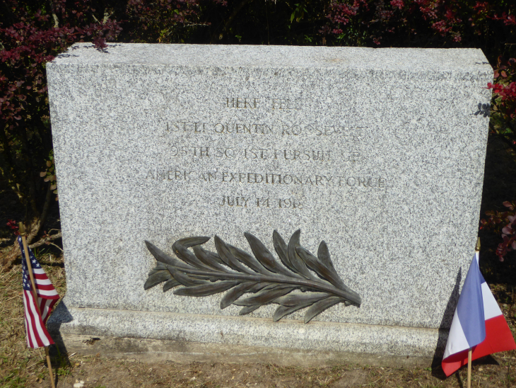 CHAMERY : plaque commémorant la mort de Quentin, fils du président Théodore Roosevelt, pendant la 1ère guerre mondiale - Coulonges-Cohan