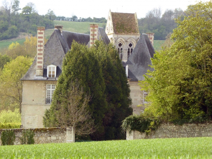 Le clocher derrière le château - Couvrelles