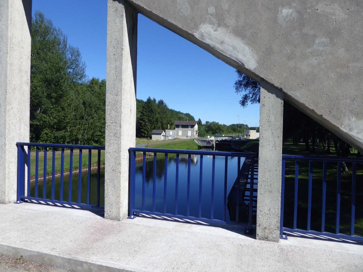 Sur le canal de l'Oise à l'Aisne - Crécy-au-Mont