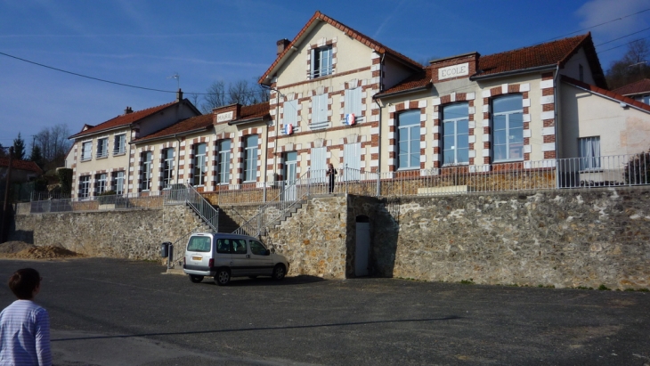 La mairie de crouttes avec le magnifique peron - Crouttes-sur-Marne