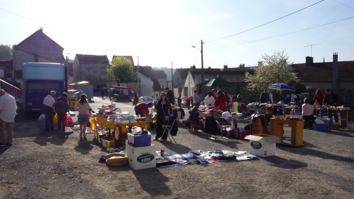 Brocante de printemps by walkat13 - Crouttes-sur-Marne