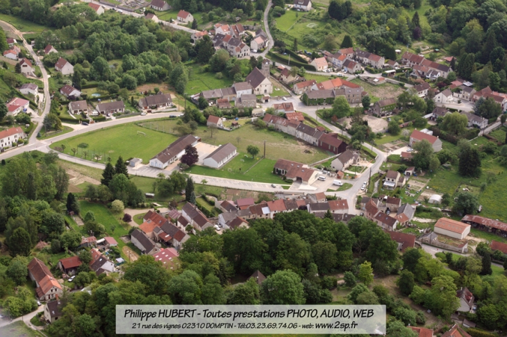 Vue sur la mairie, l'école, la salle polyvalente - Domptin