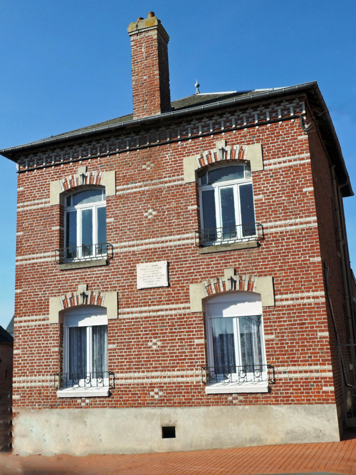 Maison sur la place  - Étreux