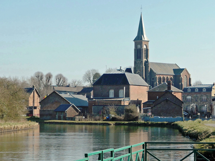 Le village et son église vus du canal de la Sambre à l'Oise - Étreux