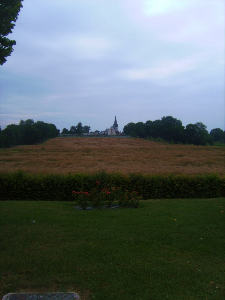 Eglise de Fonsomme en fond vue à partir de la source - Fonsommes