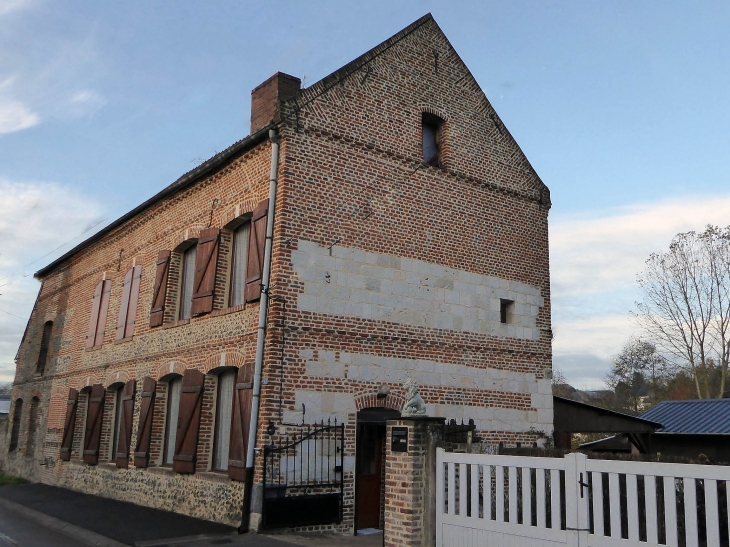 Maison dans la rue principale - Franqueville